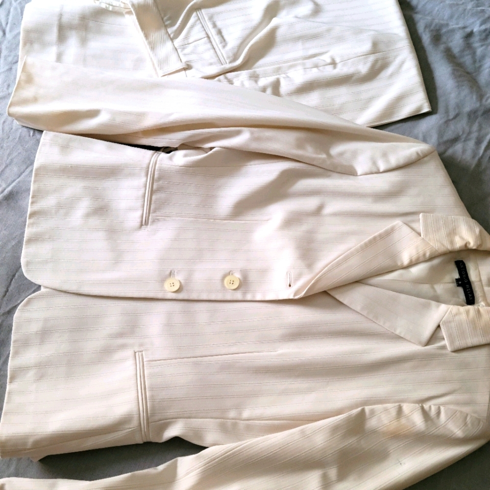 Off-white pants suit